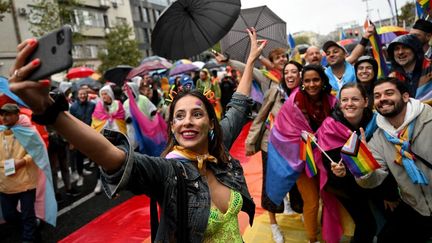 Des manifestants de l'Europride, à Belgrade (Serbie), le 17 septembre 2022. (ANDREJ ISAKOVIC / AFP)