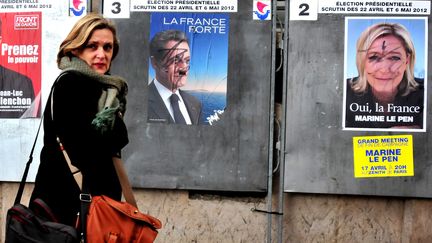 Des affiches &eacute;lectorales de Nicolas Sarkozy et de Marine Le Pen lors de la campagne pr&eacute;sidentielle de 2012.&nbsp; (ALFRED / SIPA )