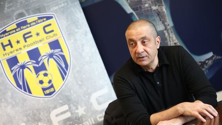 Mourad Boudjellal dans les bureaux du Hyères FC en février 2021. (LUC BOUTRIA / MAXPPP)