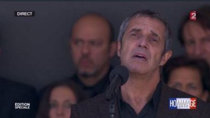 En hommage aux victimes de l'attentat de Nice, Julien Clerc interprète "Utile" au piano