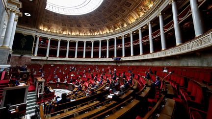 Les députés réunis à l'Assemblée nationale, à Paris, le 12 mai 2020. (GONZALO FUENTES / POOL / AFP)