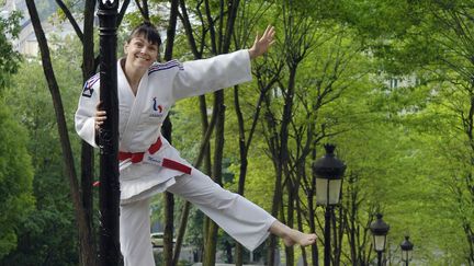 La championne olympique de judo Marie-Claire Restoux prend la pose &agrave; Montmartre (Paris), le 22 juin 2005. (ERIC FEFERBERG / AFP)