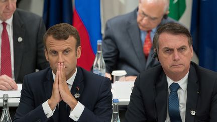 Emmanuel Macron et le président du Brésil Jair Bolsonaro, le 28 juin 2019, à Osaka (Japon).&nbsp; (JACQUES WITT / POOL / AFP)