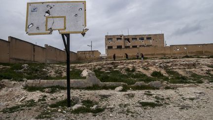 Ce photographe indépendant kurde, installé à Urfa, en Turquie, a passé en mars 2015 dix jours dans Kobané, ville kurde de Syrie prise par Daech. 12 des 15 écoles ont été détruites pendant le siège de la ville en  2014. Aujourd’hui, les cours ont repris, mais les professeurs et élèves manquent de tout.  (Pasa Imrek)