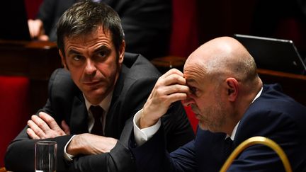 Le ministre de la santé Olivier Véran (gauche) et&nbsp;le secrétaire d'État à la santé au travail&nbsp;Laurent Pietraszewski (droite), ci-contre le 17 février 2020 à l'Assemblée nationale. (CHRISTOPHE ARCHAMBAULT / AFP)