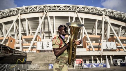 Un soldat de la fanfare militaire gabonaise répète avant la cérémonie du tirage au sort de la CAN, le 19 octobre 2016 à Libreville (Gabon). (MARCO LONGARI / AFP)