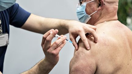 Une personne se fait vacciner contre le Covid-19 à&nbsp;Frederikshavn (Danemark), le 12 avril 2021. (HENNING BAGGER / RITZAU SCANPIX / AFP)