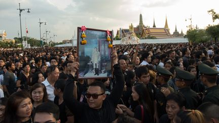 Des dizaines de milliers de Thaïlandais rendent hommage à leur roi dans les rues de Bangkok