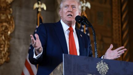 Le candidat républicain à la présidentielle, Donald Trump, lors d'une conférence de presse depuis sa résidence à Mar-a-Lago, en Floride, le 8 août 2024. (JOE RAEDLE / GETTY IMAGES NORTH AMERICA)