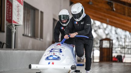 Les membres de l'équipe de France féminine de bobsleigh, Margot Boch et Carla Sénéchal, lors d'un entraînement à La Plagne le 30 décembre 2020. (PHILIPPE DESMAZES / AFP)