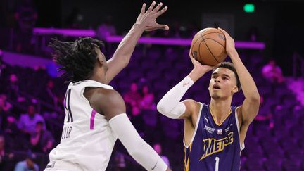 Le Français Victor Wembanyama avec son équipe des Metropolitans de Boulogne-Levallois, lors du match contre l'équipe de G League Unite, dans le Nevada le 4 octobre 2022. (ETHAN MILLER / GETTY IMAGES NORTH AMERICA / AFP)