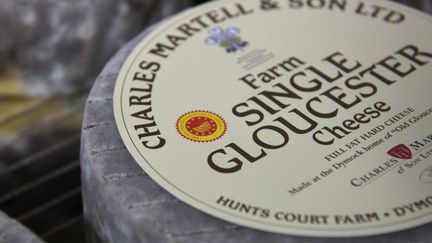 ​Une meule de Single Gloucester cheese, fromage originaire du Gloucestershire (9 février 2017). Comme l'exige la réglementation de l'appellation d'origine protégée, ce dernier doit être fabriquée dans un centre de production du comté, sur la base d'une recette spécifique et à partir de lait fourni par des vaches de la race Old Gloucester. (OLI SCARFF - AFP)