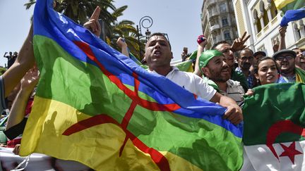 Un manifestant brandit un drapeau berbère à Alger, le 21 juin 2019. (RYAD KRAMDI / AFP)