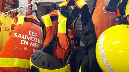 Des gilets de sauvetage au centre de la SNSM de Brest (Finistère). (NOLWENN QUIOC / FRANCE BLEU BREIZH IZEL / RADIO FRANCE)