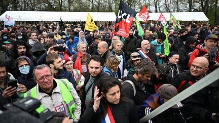 Des manifestants opposés au projet d'autoroute A69 reliant Castres et Toulouse, le 22 avril 2023, à Saix (Tarn). (LIONEL BONAVENTURE / AFP)