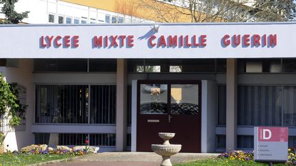 Le lyc&eacute;e Camille-Gu&eacute;rin de Poitiers (Vienne), dont un professeur de philosophie a &eacute;t&eacute; mis en examen pour viol et agression sexuelle sur trois de ses anciennes &eacute;l&egrave;ves, le 9 avril 2015. (MAXPPP)