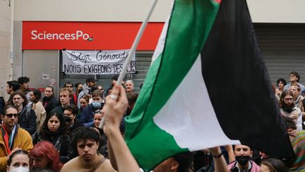 Une manifestation propalestinienne devant Sciences Po Paris, occupé par des étudiants, le 26 avril 2024. (DIMITAR DILKOFF / AFP)