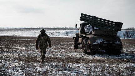 Un soldat ukrainien près de Bakhmut, non loin de la ligne de front, le 7 février 2023. (YASUYOSHI CHIBA / AFP)