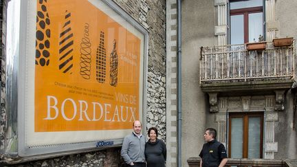 Vincent, H&eacute;l&egrave;ne et leur voisin Xavier sur leur terrasse, le 10 d&eacute;cembre 2014 &agrave; Grenoble (Is&egrave;re). (THOMAS BAIETTO / FRANCETV INFO)