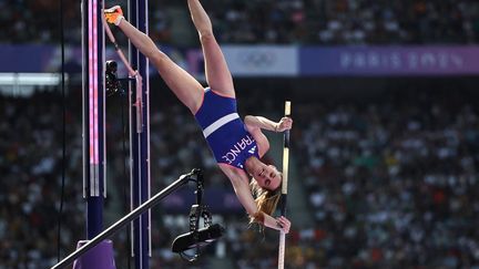 La Française Ninon Chapelle lors des qualifications du saut à la perche, aux Jeux olympiques de Paris, le 5 août 2024, au Stade de France. (ANNE-CHRISTINE POUJOULAT / AFP)