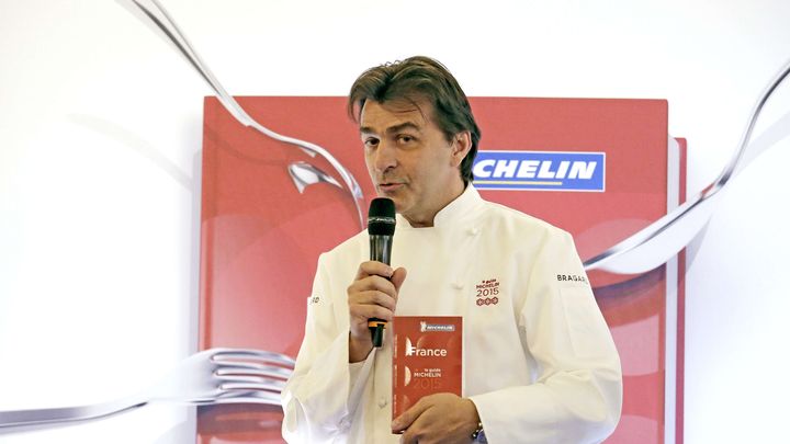 Yannick All&eacute;no re&ccedil;oit les trois &eacute;toiles du guide Michelin avec le Pavillon Ledoyen, le 2 f&eacute;vrier 2015. (FRANCOIS MORI/AP/SIPA)