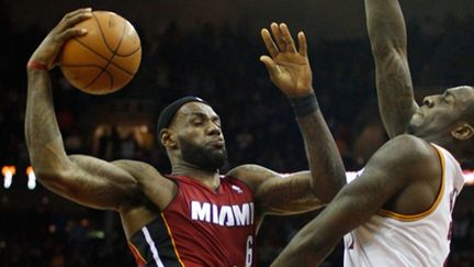 LeBron James passe en force (JARED WICKERHAM / GETTY IMAGES NORTH AMERICA)