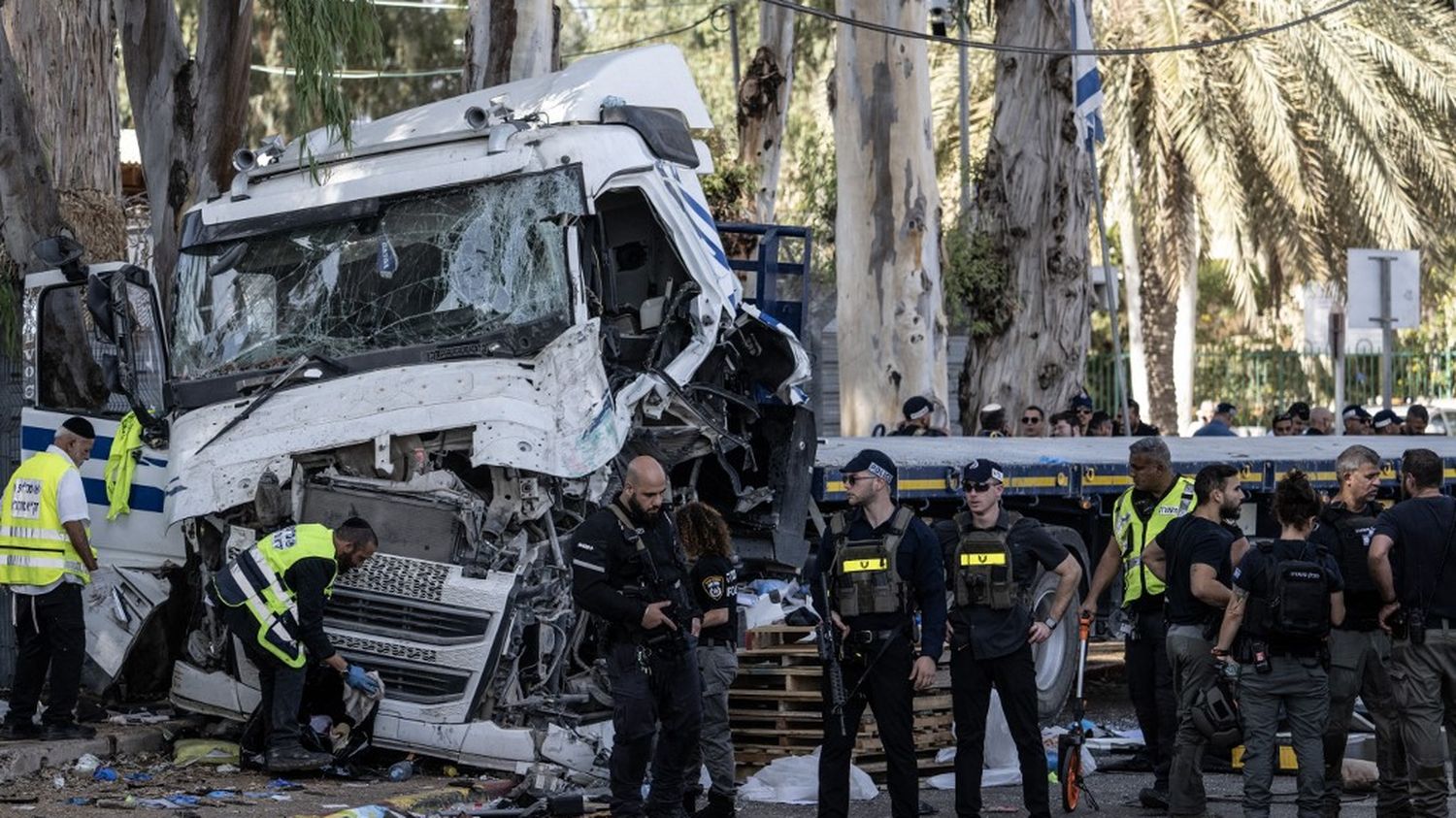 Ciężarówka wjeżdża na przystanek autobusowy w pobliżu siedziby izraelskiego wywiadu, a policja twierdzi, że jest to akt terrorystyczny