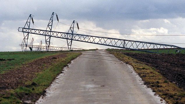 &nbsp; (Un pylône électrique pour  lignes à haute tension s’est effondré à Stutzheim (67) suite à la violente tempête qui a traversé le pays le 26 décembre 1999 © Maxppp)