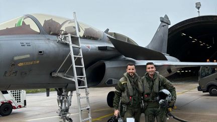 Une photo transmise par l'armée de l'air du capitaine Sébastien Mabire et du lieutenant Matthis Laurens, morts le 14 août 2024 lors d'un retour d'une mission de ravitaillement en Allemagne. (ARMEE DE L'AIR ET DE L'ESPACE)