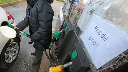 Une station service souffre d'une pénurie partielle de carburant à Ploemeur (Morbihan), le 3 décembre 2018. (MAXPPP)