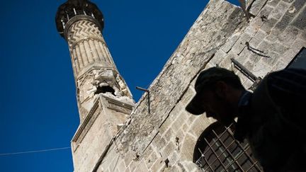 Le minaret de la mosquée al-Mahmandar a été endommagé par un tir de roquette
 (PHIL MOORE / AFP)