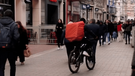 Transports : à Lille et à Nice, les usagers de deux-roues interdits de circuler en centre-ville (France 2)