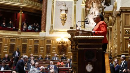 La ministre de la Justice, Christiane Taubira, prononce le discours d'introduction du texte sur le mariage pour tous au S&eacute;nat, le 4 avril 2013. (CHARLES PLATIAU / REUTERS)