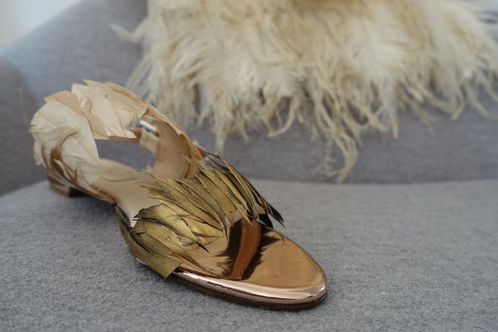 Sandales réalisées pour le défilé couture de Christophe Josse automne-hiver 2019 à Paris avec le travail de plumes signés Eric Charles-Donatien (CORINNE JEAMMET)