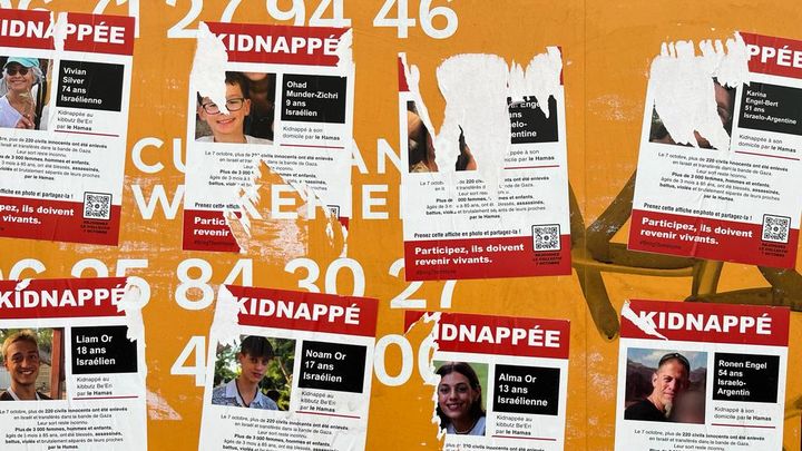 A Paris, les affiches des otages retenus par le Hamas arrachées des murs (Audrey Abraham / RADIOFRANCE)