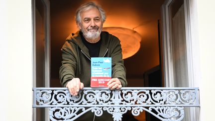 Jean-Paul Dubois à la fenêtre du restaurant Drouant après avoir remporté le prix Goncourt pour "Tous les hommes n'habitent pas le monde de la même façon" (ALAIN JOCARD / AFP)