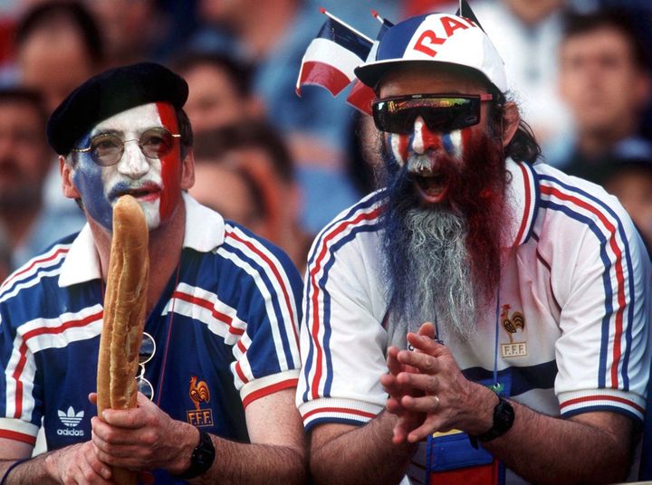 Deux supporters français lors du 8e de finale du Mondial France-Paraguay le 28 juin 1998 à Lens. (ALEXANDER HASSENSTEIN / BONGARTS)