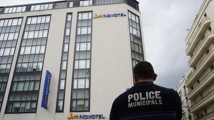 Un policier monte la garde devant l'h&ocirc;tel cambriol&eacute; dans la nuit du jeudi 16 u vendredi 17 mai 2013, o&ugrave; plus d'un million de dollars de bijoux Chopard ont &eacute;t&eacute; d&eacute;rob&eacute;s dans un coffre.  (ANNE-CHRISTINE POUJOULAT / AFP)