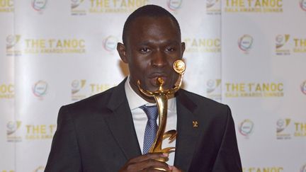 David Rudisha pose avec son trophée (PORNCHAI KITTIWONGSAKUL / AFP)