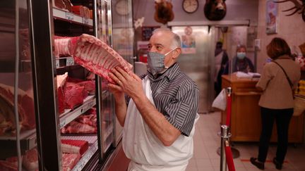 Un boucher portant un masque de protection à Cannes (Alpes-Maritimes) en pleine pandémie de coronavirus, le 23 avril 2020. (VALERY HACHE / AFP)