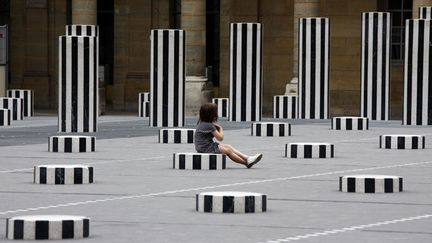 &nbsp; (Les Colonnes de Daniel Buren construites dans la cour du Palais-Royal en 1986 © Reuters/Eric Gaillard)