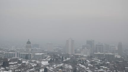 Un nuage de pollution à Salt Lake City (Etats-Unis), le 31 janvier 2017.&nbsp; (GEORGE FREY / GETTY IMAGES NORTH AMERICA / AFP)