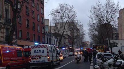 &nbsp; (Une policière municipale a succombé à ses blessures après des tirs jeudi avenue Pierre Brossolette à Montrouge, au sud de Paris © Hélène Lam Trong/ Radiofrance)