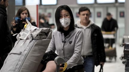 Les passagers du dernier vol en provenance de Wuhan (Chine) sont arrivés jeudi 23 janvier 2020 à l'aéroport de Roissy Charles-de-Gaulle. (ARNAUD DUMONTIER / MAXPPP)