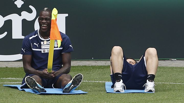 Mario Balotelli, un poteau de corner, et un jeu idiot, lors de l'entra&icirc;nement de l'&eacute;quipe d'Italie &agrave; l'Euro, le 20 juin 2012 &agrave; Cracovie, en Pologne. (TONY GENTILE / REUTERS)