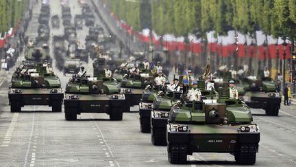 Des militaires défilent lors du traditionnel défilé du 14-juillet, à Paris.&nbsp; (LIONEL BONAVENTURE / AFP)