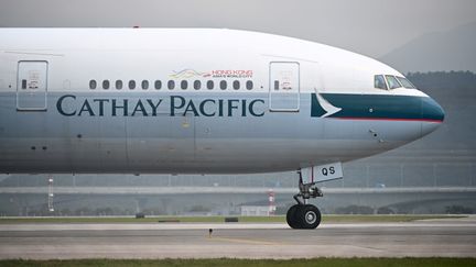 Un avion de la compagnie Cathay à l'aéroport de Hong Kong, le 5 février 2020.&nbsp; (ANTHONY WALLACE / AFP)