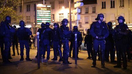 Des forces de l'ordre sont déployées au cours d'une manifestation "anticapitaliste" organisée dimanche 7 mai dans le quartier de Ménilmontant, à Paris. (MAXPPP)