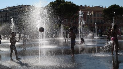 Des enfants se rafraîchissent dans des jeux d'eau à Nice, le 24 août 2016. (MAXPPP)