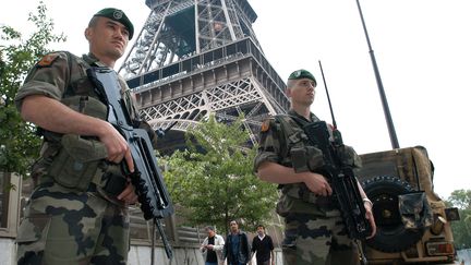 Des militaires patrouillent au pied de la Tour Eiffel dans le cadre du plan Vigipirate, le 4 juin 2004. (STEPHANE DE SAKUTIN / AFP)